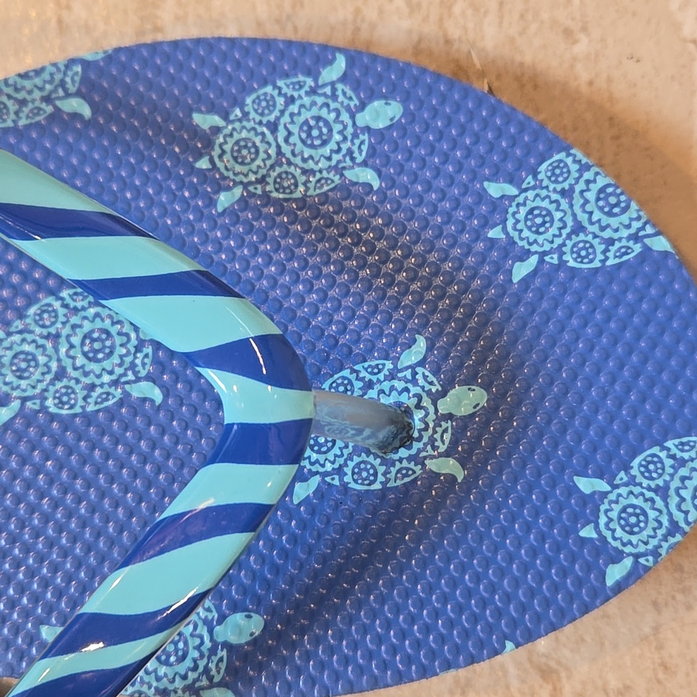 Vera Bradley Blue Turtle Print Flip Flops - Picture 2 of 8